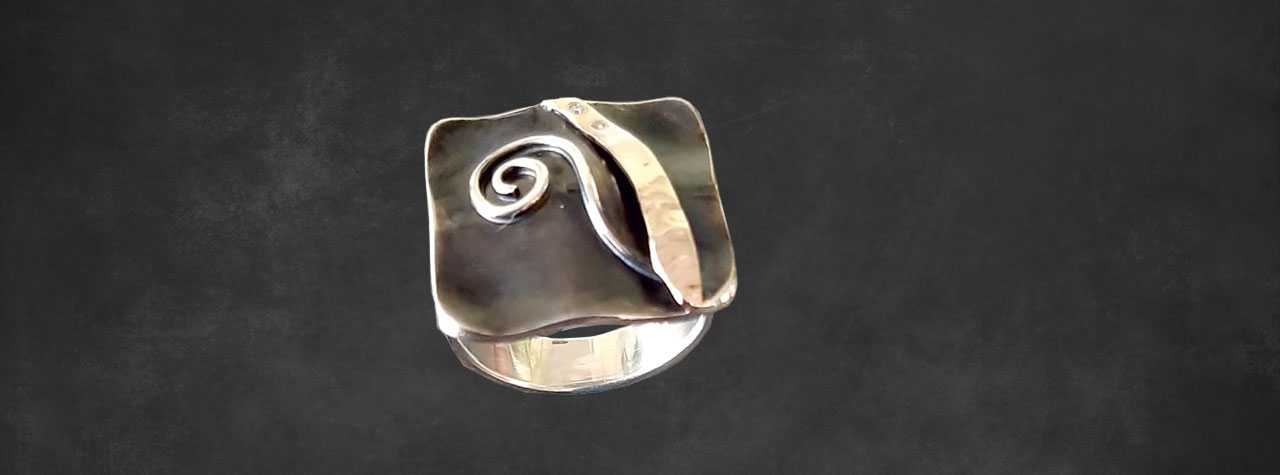Ring aus 925/- Silber /geschwärzt und 585/- Gold und Diamant-Besatz Ring aus 925/- Silber /geschwärzt und 585/- Gold und Diamant-Besatz
